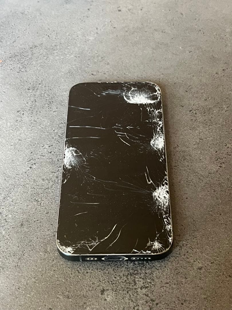 iPhone 15pro 本体　画面割れ