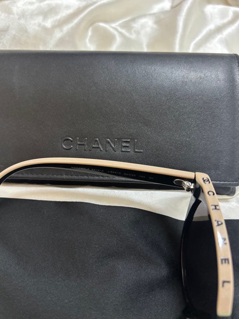 CHANEL バタフライ シェイプ アイウェアサングラス ブラック & ベージュ