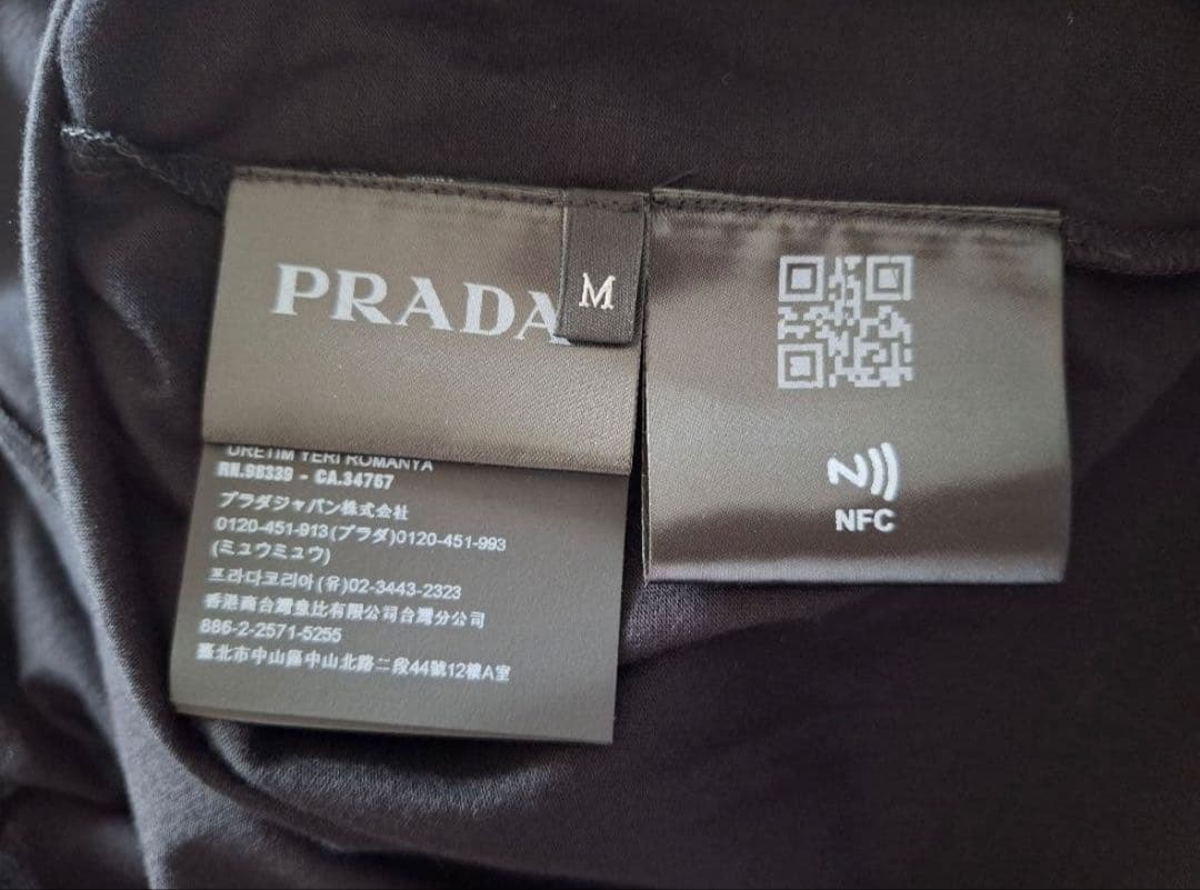 PRADA 黒Tシャツ