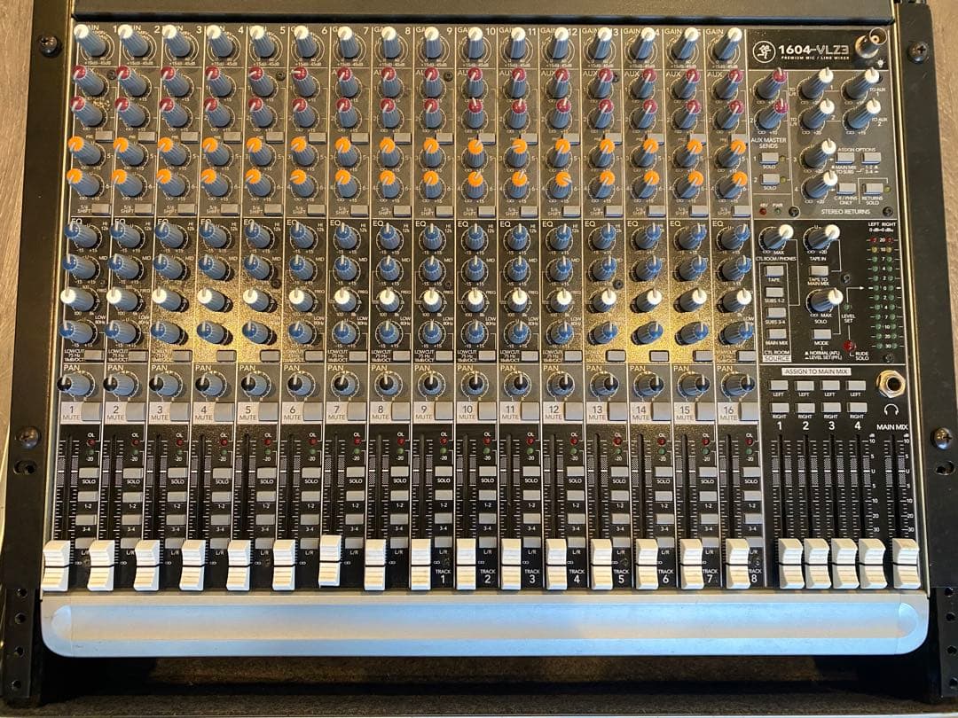 Mackie 1604-VLZ3 マウントケース付き