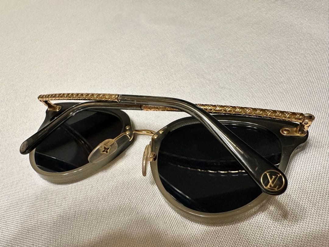 Louis Vuitton キャットアイ　ミラーレンズ　サングラス グレー