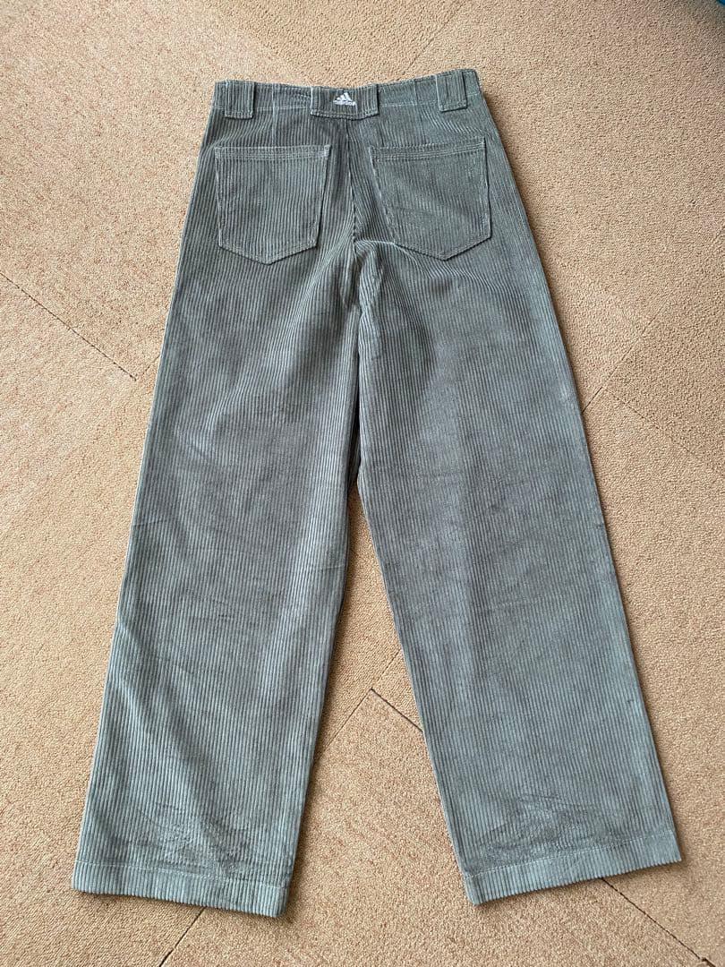 adidas オリジナルス コーデュロイ ワイドパンツ オリーブグリーン