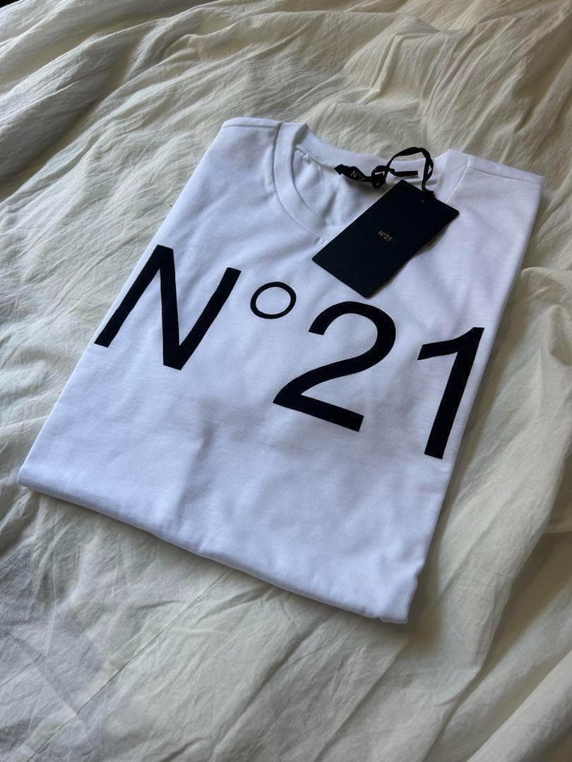 《大人もOK》N°21ロゴTシャツ