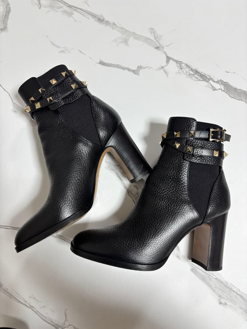 VALENTINO ガラヴァーニ スタッズブーティ 黒