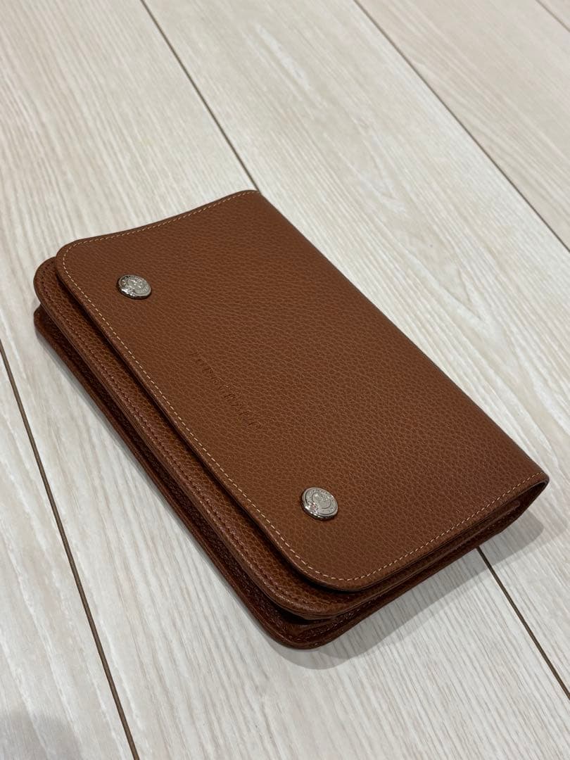 contains 　ロンシャン 超美品 茶レザーのチェーンウォレット