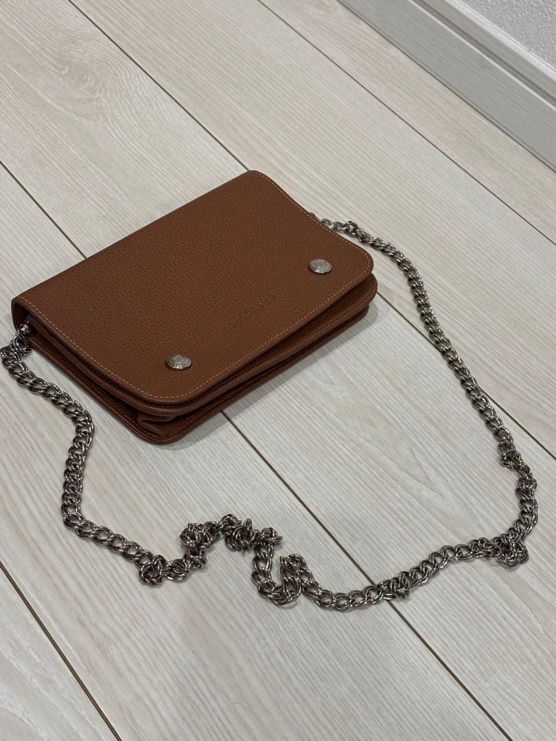 contains 　ロンシャン 超美品 茶レザーのチェーンウォレット