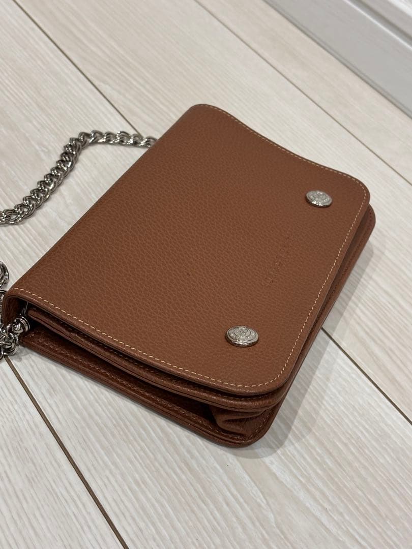 contains 　ロンシャン 超美品 茶レザーのチェーンウォレット