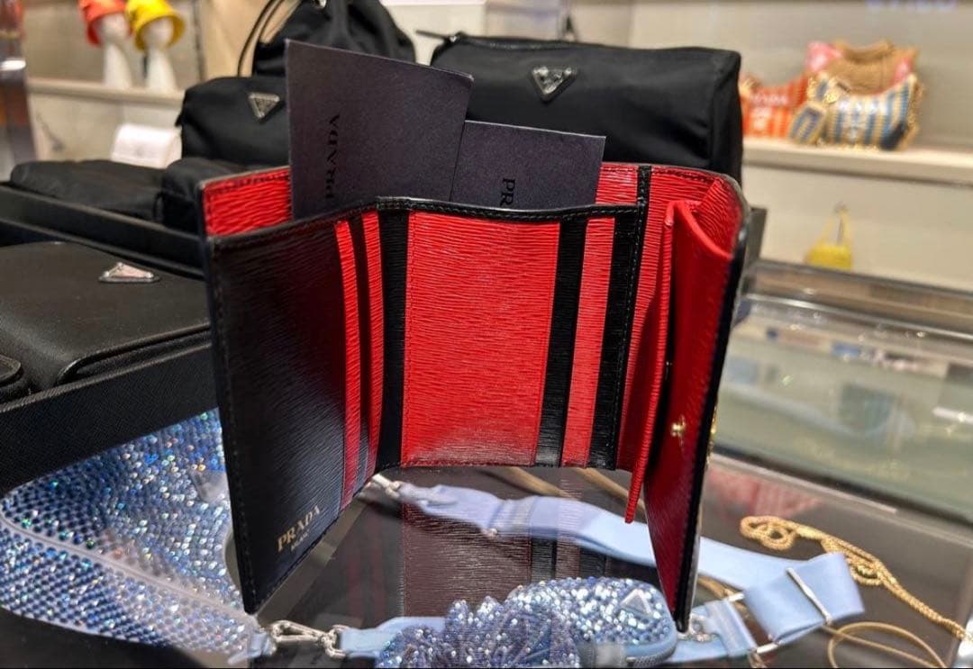 クロモト★PRADA 三つ折り　保存袋付で ★ユニセックス
