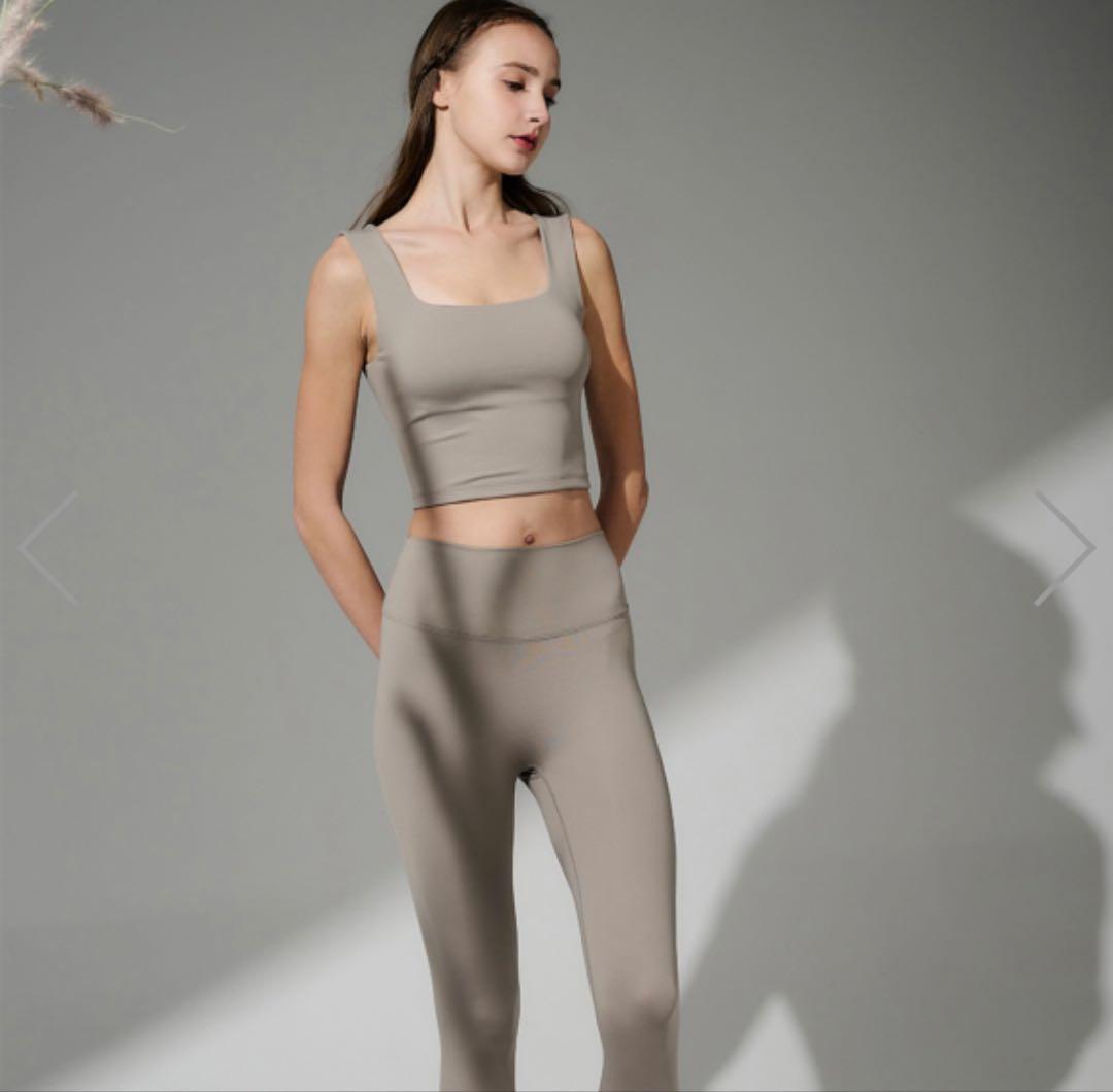 easyoga 美品　Uシェイプスムースクロップドタンク／カーキ