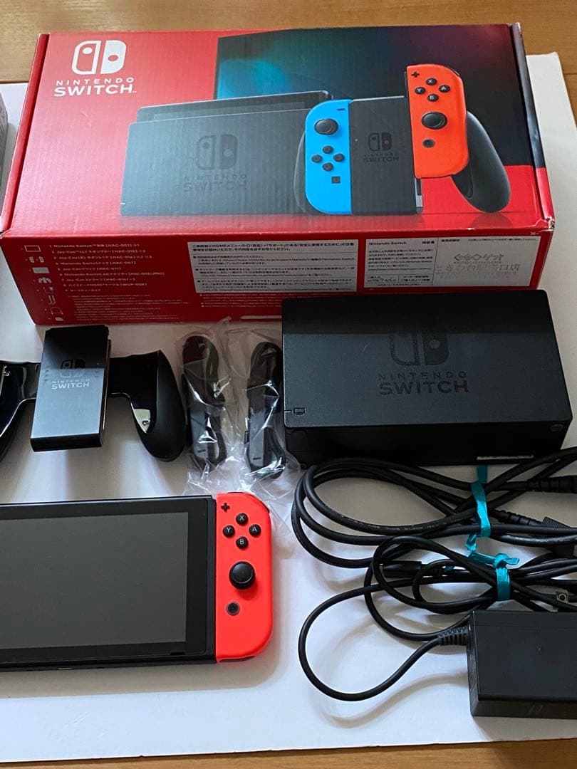 【美品】Nintendo Switch 青/赤 本体 おまけ付(ソフト、ケース)