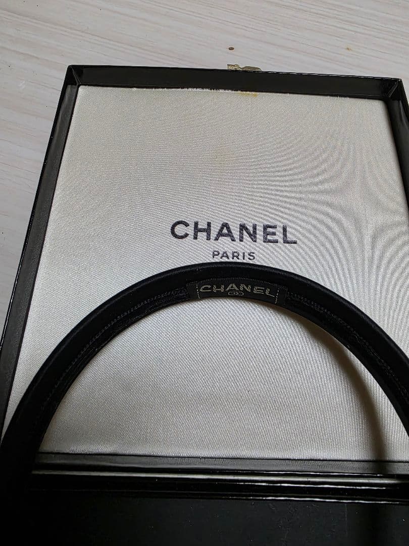 美品CHANELヴィンテージサテン 黒 ゴールド CCロゴ カチューシャ