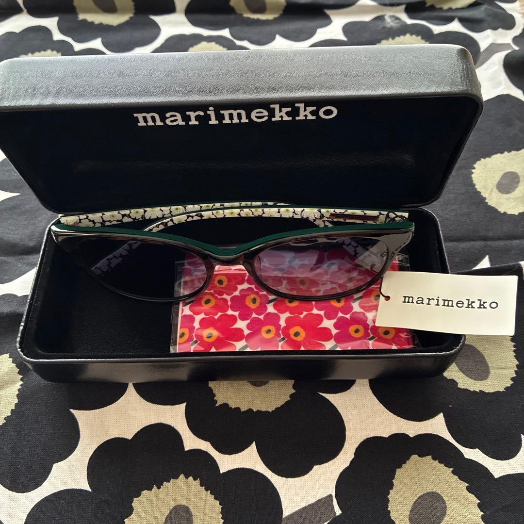 【新品未使用】marimekko ブラック サングラス ケース付き0025-2