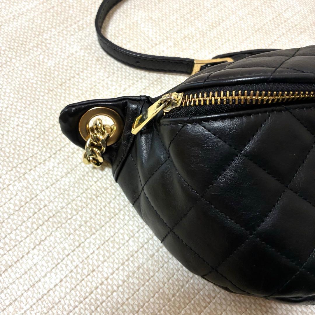 美品◆AULENTTI キルティングボディバッグ　ブラック