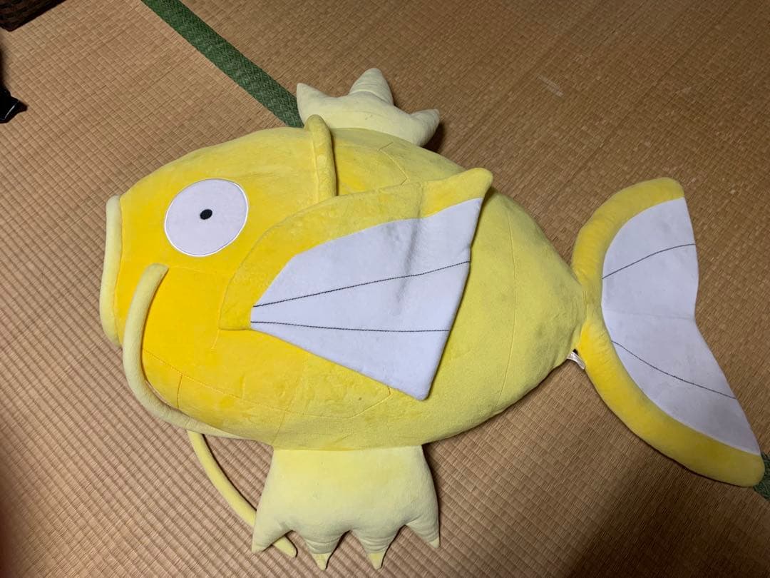 金のコイキング　ビッグクッション　名古屋ポケモンセンター限定　ぬいぐるみ　美品