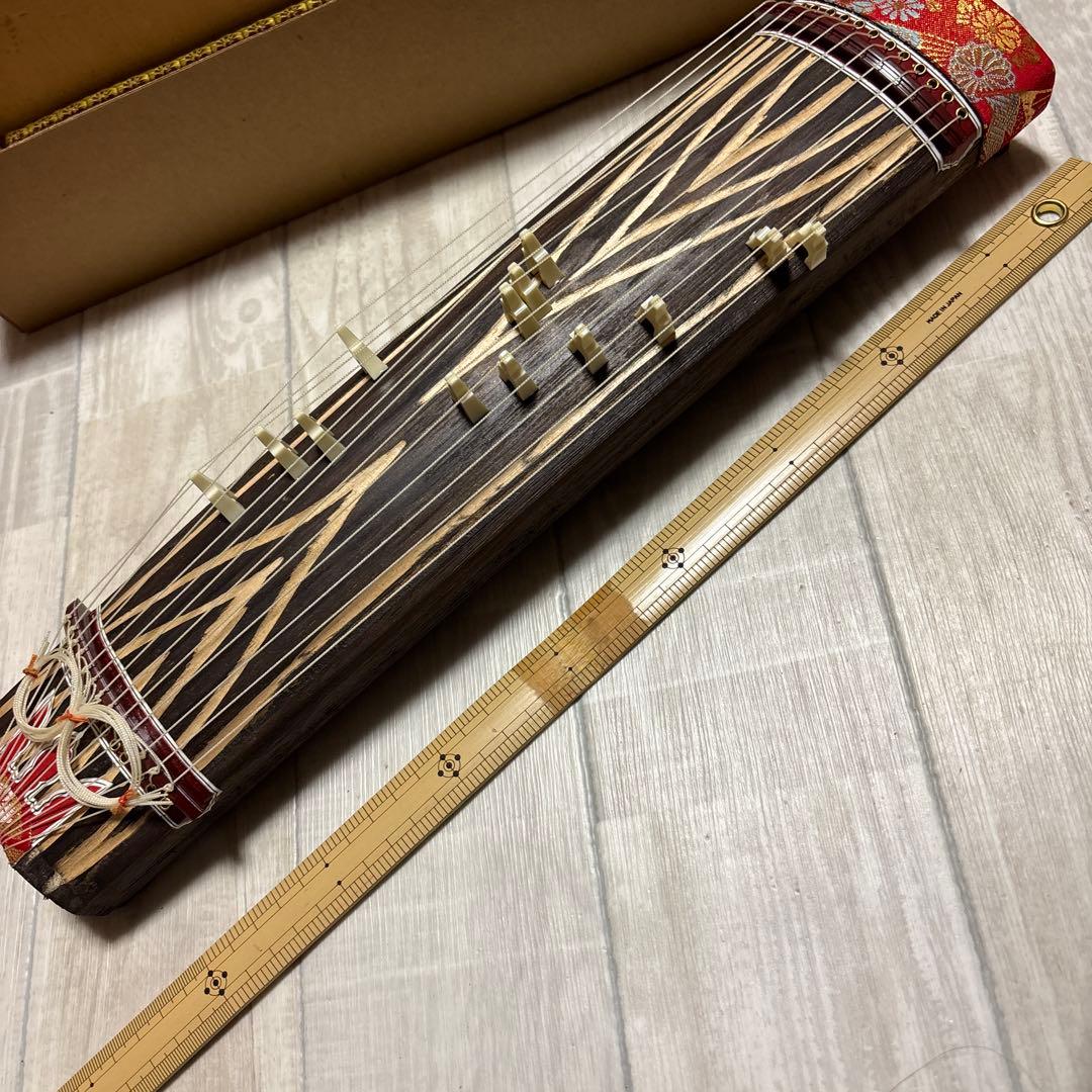 ミニチュアお琴　木製13絃　 新古、手引き、ピック、畳の4点 和楽器 弦楽器