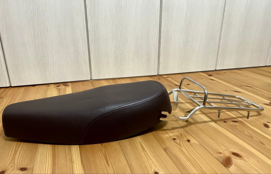 スーパーカブ　アウトスタンディング製ミディシート+キャリアセット 極美品！