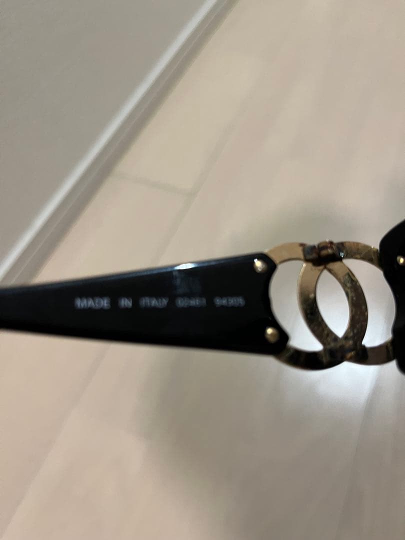 CHANEL ブラック ゴールドアクセント サングラス