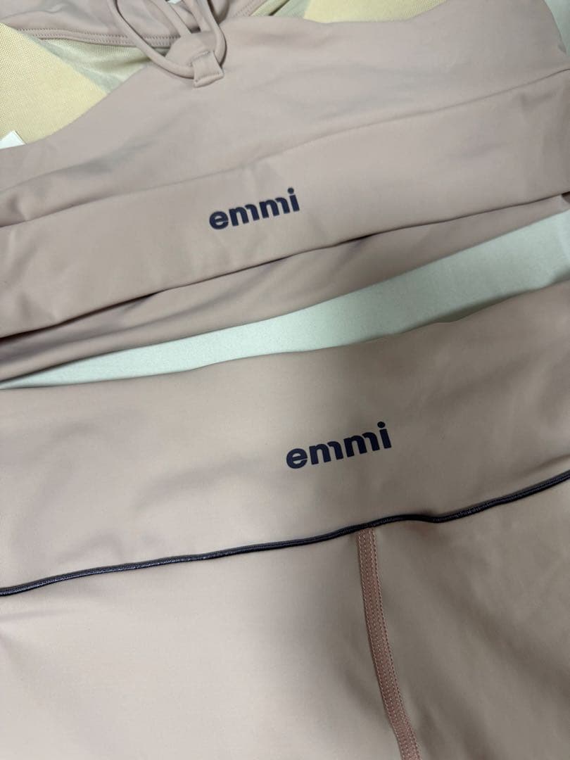 emmi yoga サステナレッチ・ブラトップ レギンス