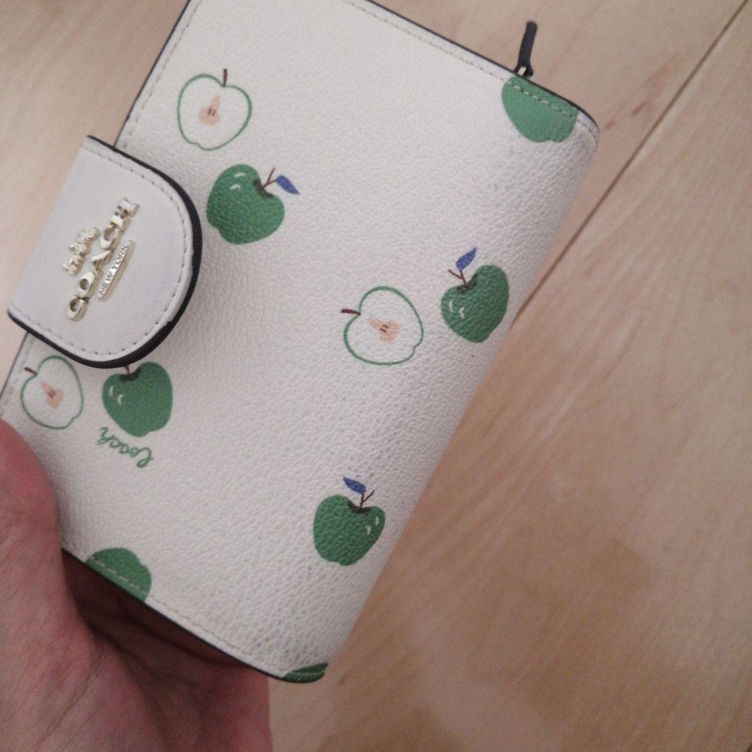 COACH　二つ折り財布　りんご柄
