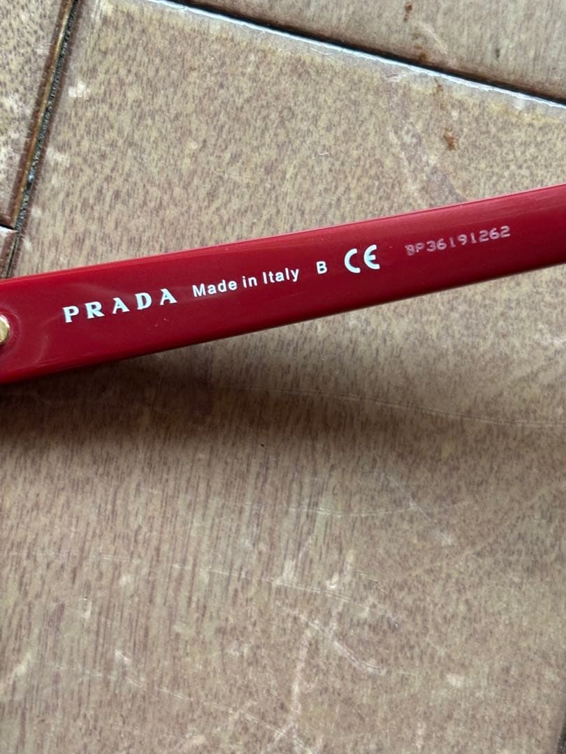 PRADA 赤 サングラス