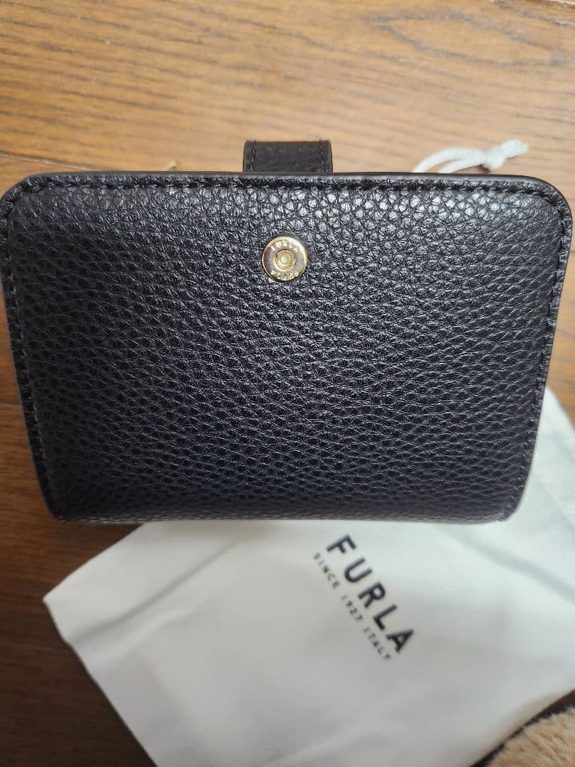 ま*こ様 本日23時までの価格週末セールスタート新品未使用FURLA二つ折り財布