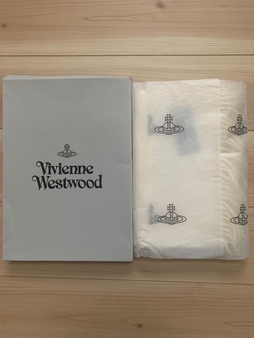 新品、未使用タグ付きVivienne Westwood ホワイトマフラーBOX付