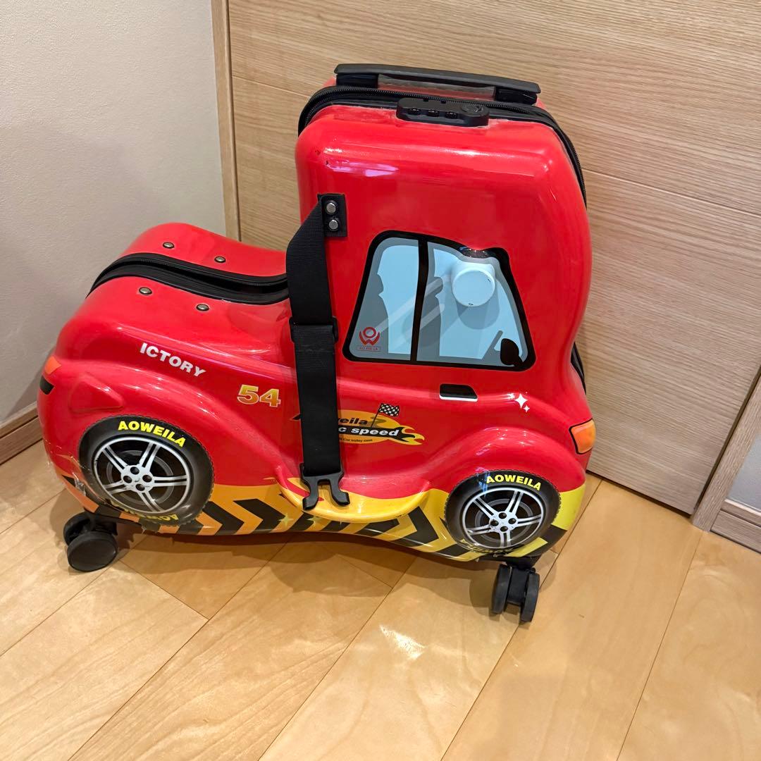 子供が座れるキャリーケーススーツケース 車型 赤