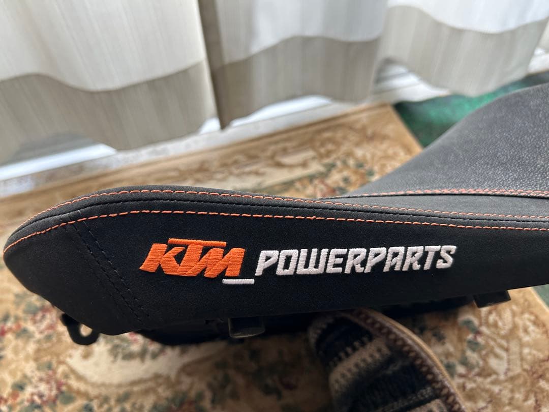 KTM 690duke シートとエアークリーナーボックス
