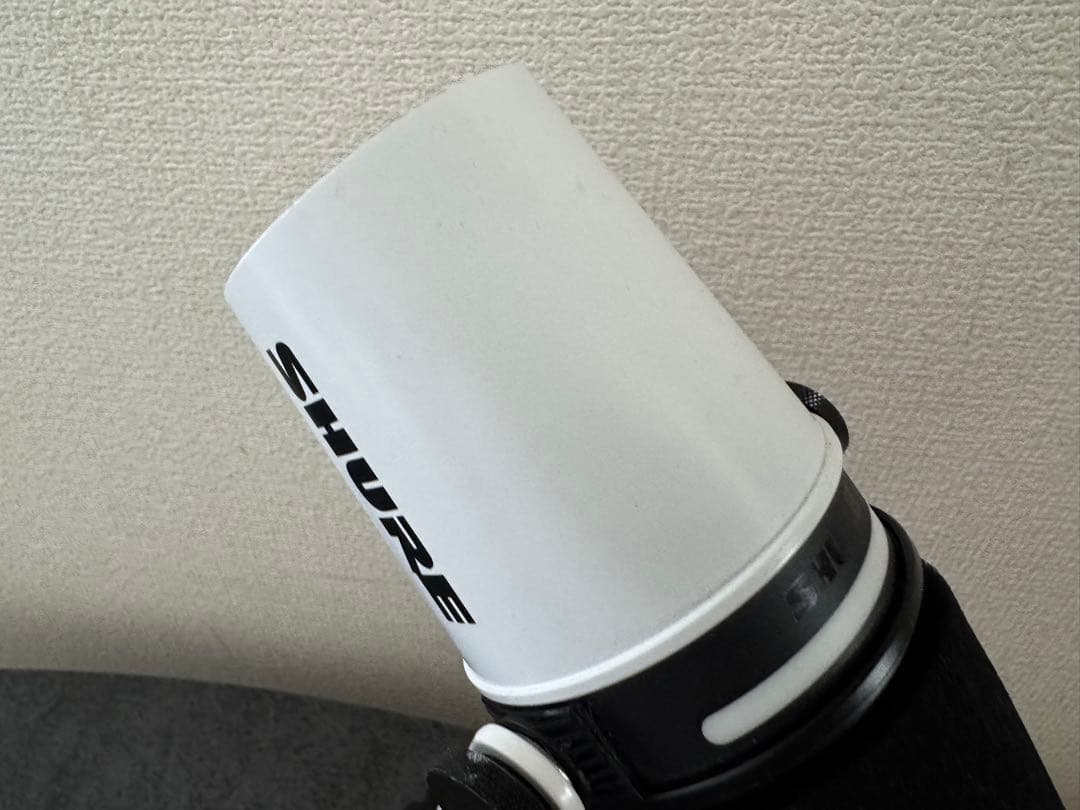 美品　SHURE MV7+　ホワイト　ダイナミックマイク　卓上スタンド付き