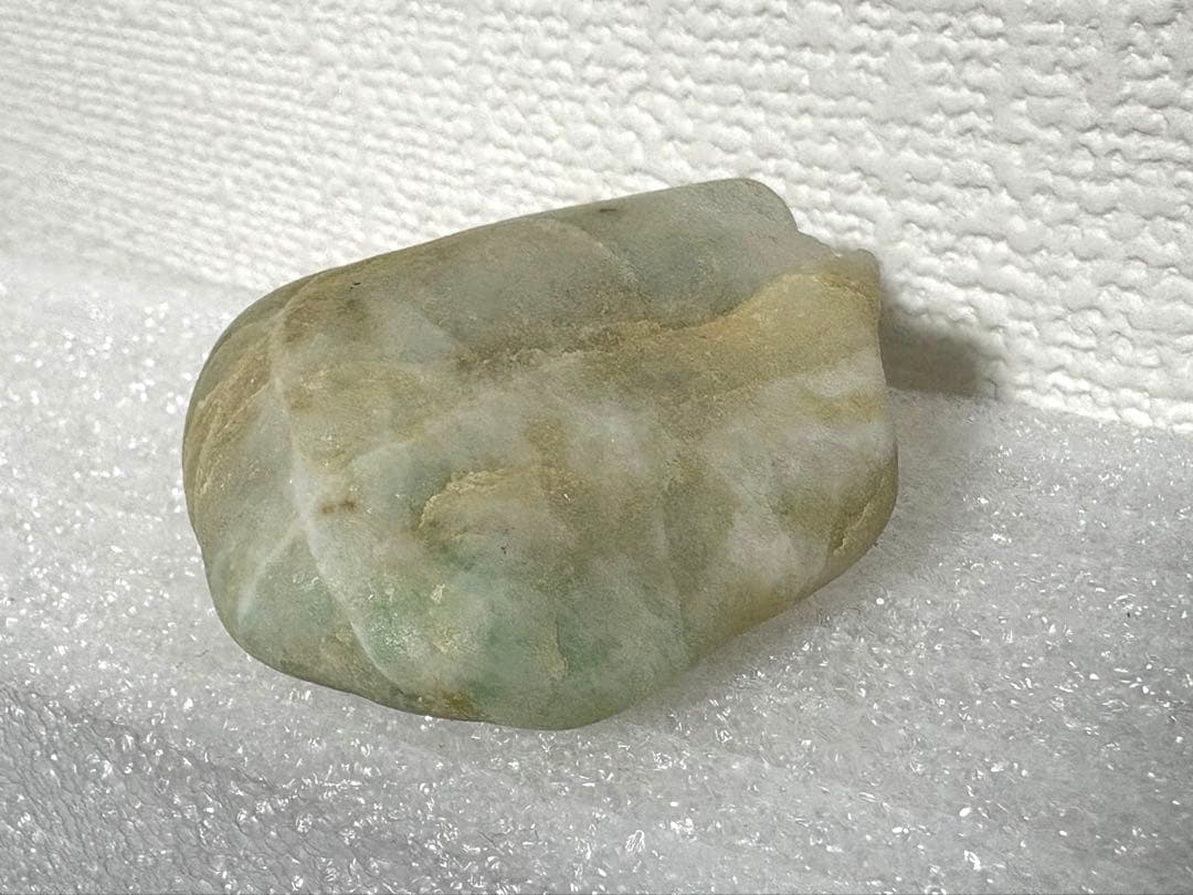 糸魚川翡翠　原石　高品質　85g