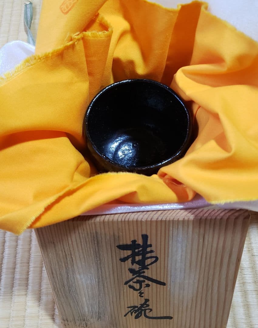No186　古い 窯印８楽の黒楽筒茶碗
