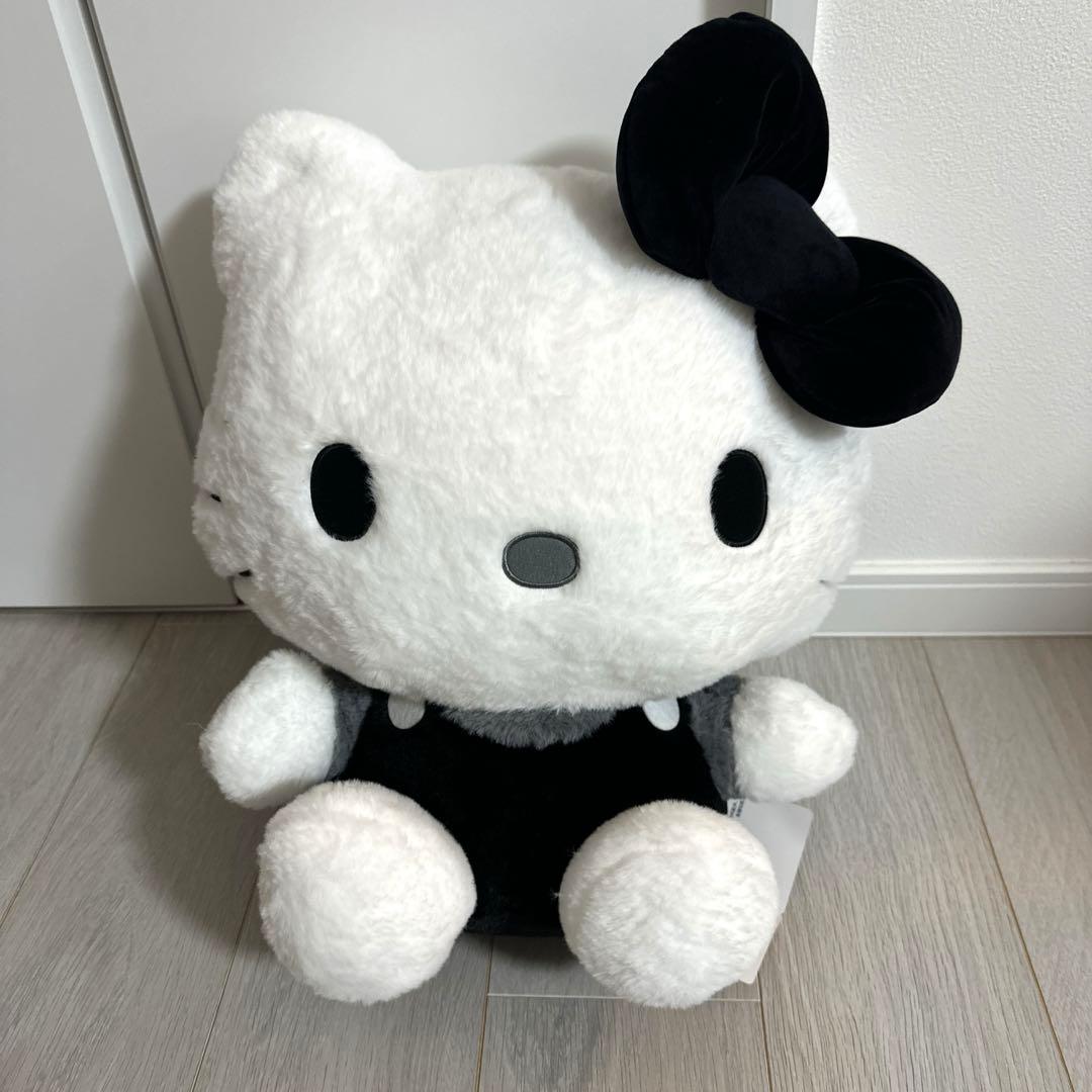 【ユキ】【新品タグ付き】ハローキティ 特大ぬいぐるみ モノクロドール GJ