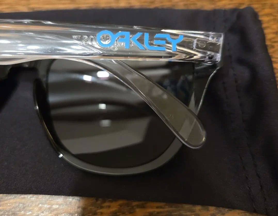 Oakley ブラックサングラス フロッグスキン　偏光レンズ
