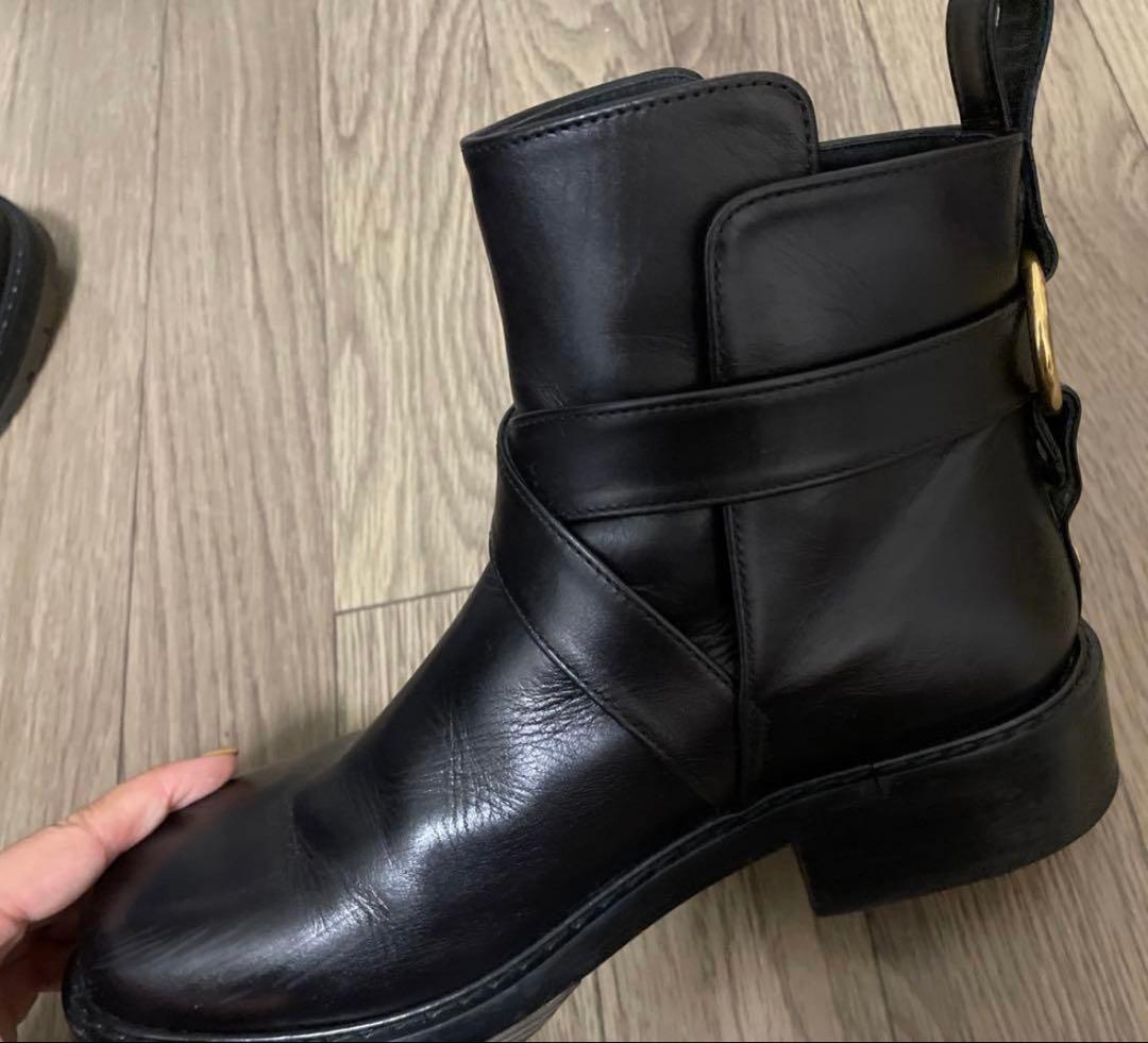Chloe レザー クロスバックルアンクルブーツ