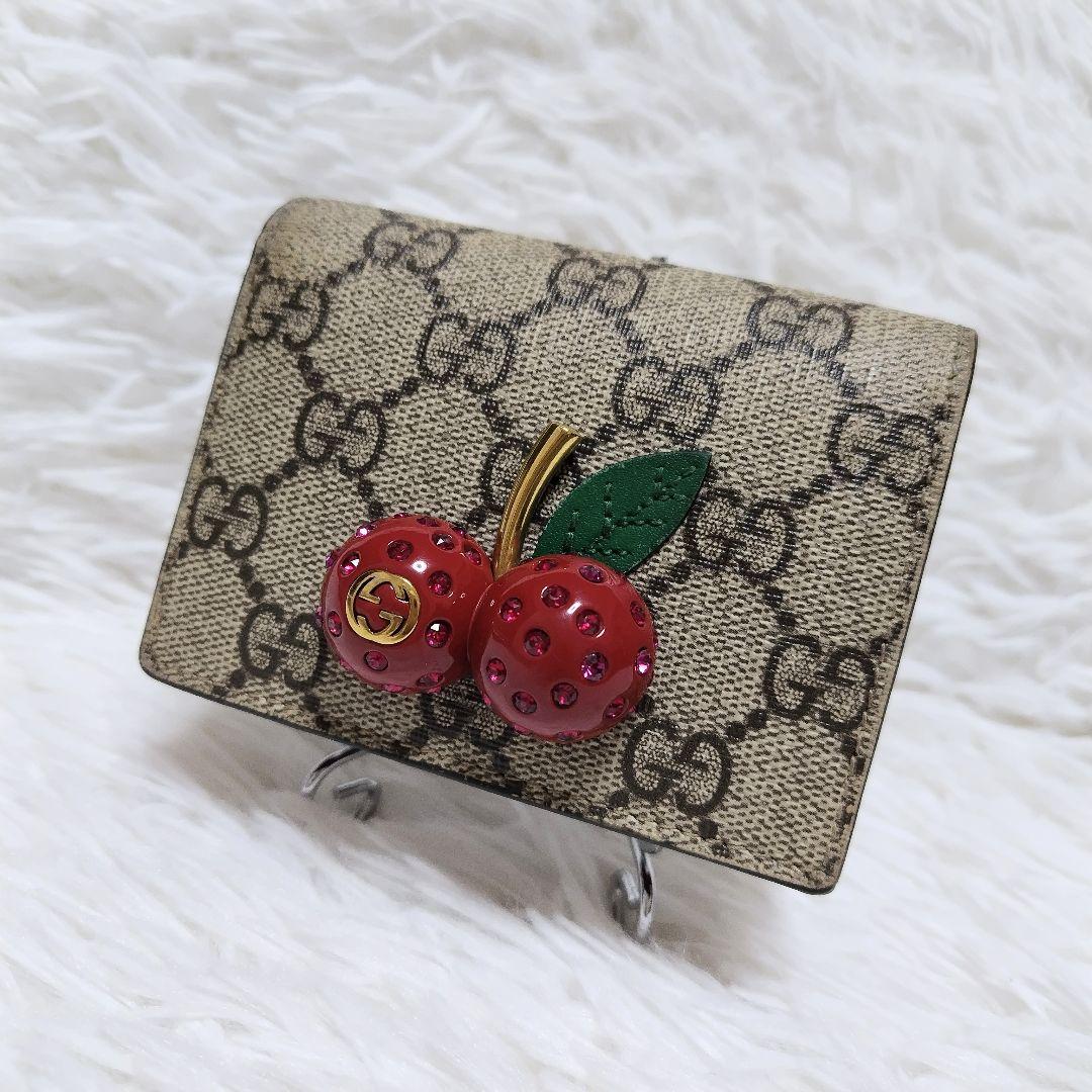 美品✨グッチ◇チェリーモチーフコンパクト二つ折り財布　スプリームPVC赤レザー