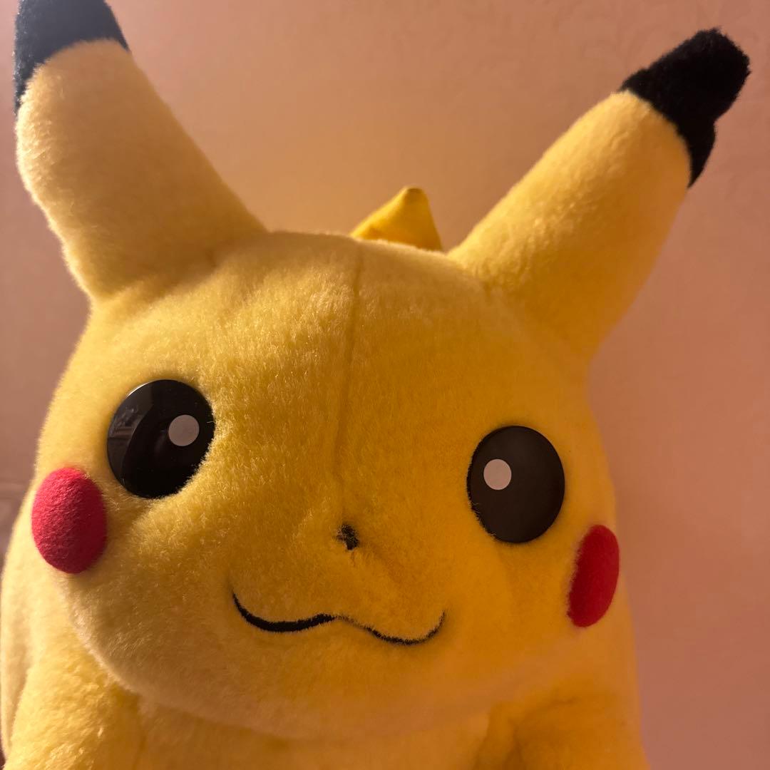 TOMY 丸いフォルムの初期ピカチュウぬいぐるみ　等身大　おかえりピカチュウ