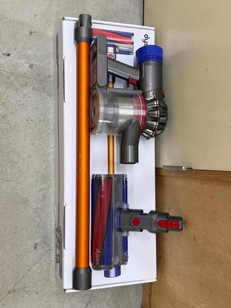 dyson v8 fluffy 本体 充電器・ノズル付き