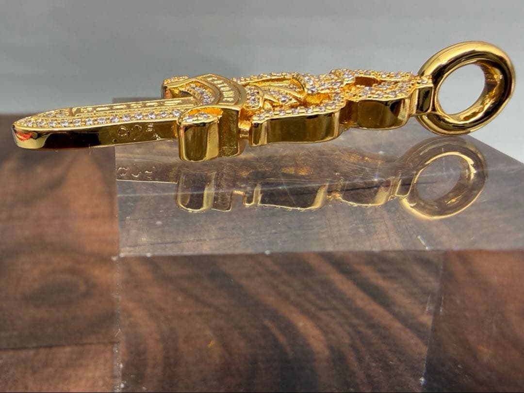 ༄龍༄様　限定 ダガーモチーフペンダント ゴールドカラー パヴェ風　22kカラー