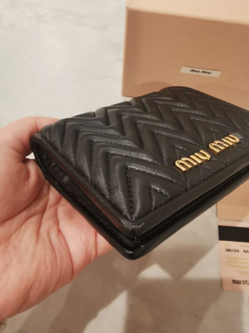 未使用に近い　MIU MIU ブラック 二つ折り財布
