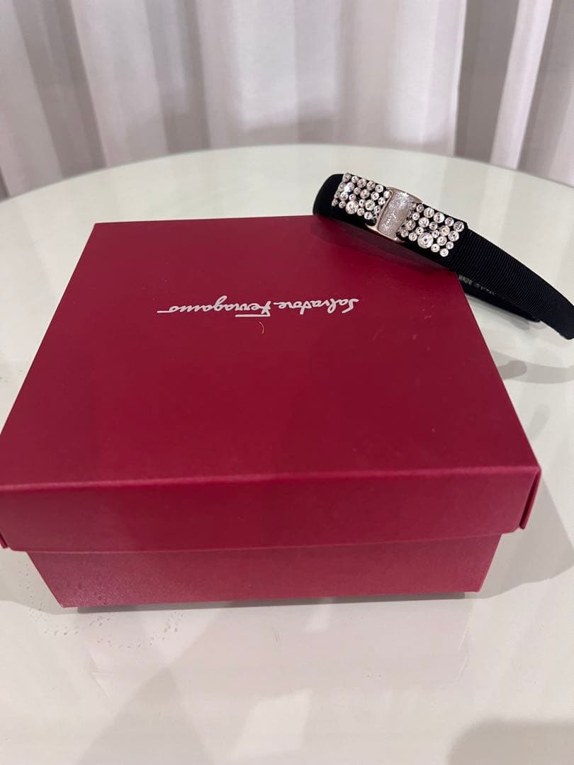FERRAGAMO ブラックカチューシャ クリスタル装飾