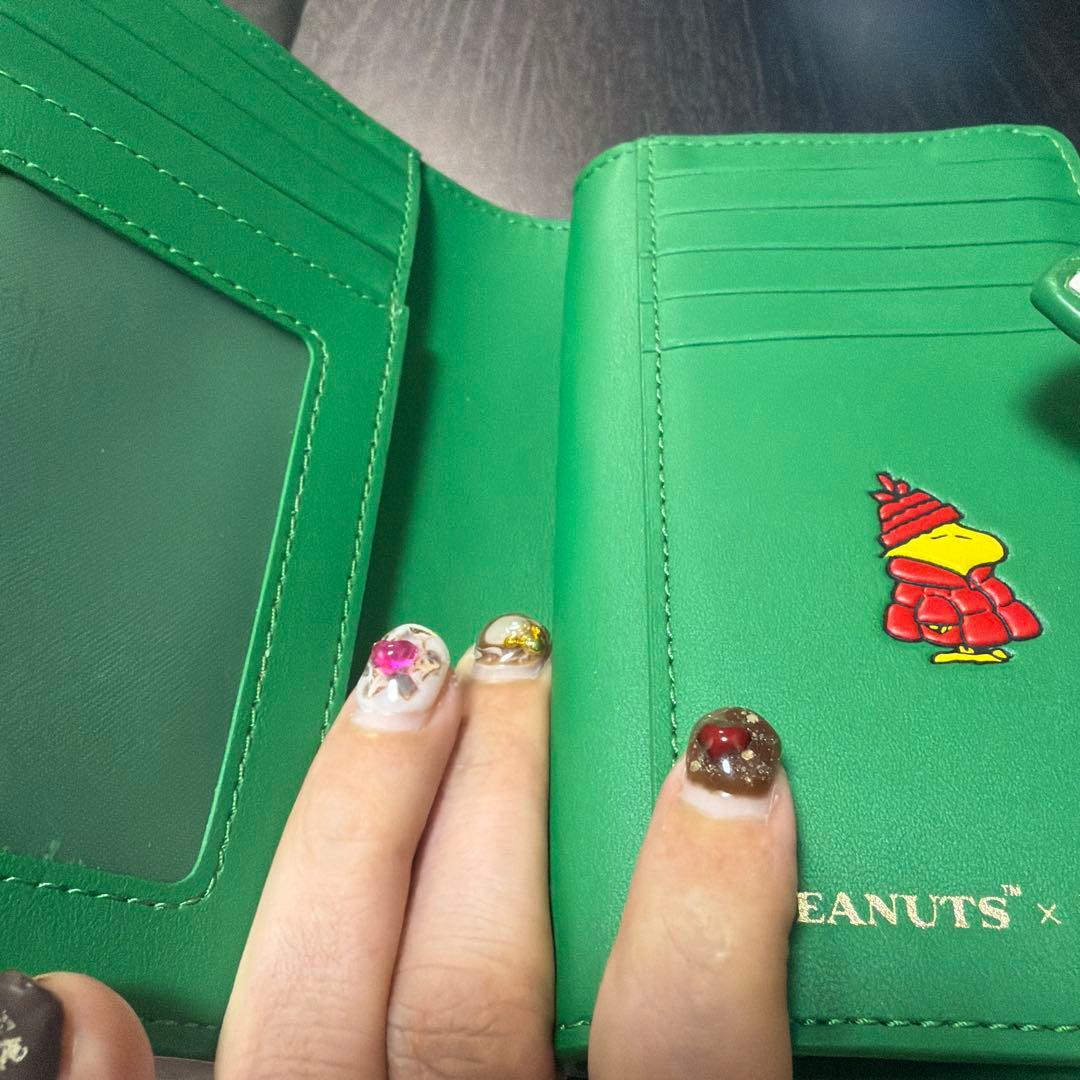スヌーピーとコラボの2つ折り財布