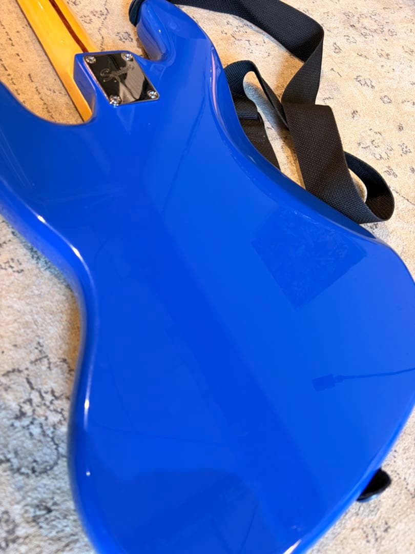 SCANDAL TOMOMIモデル Squier ジャズベ　Duncan搭載