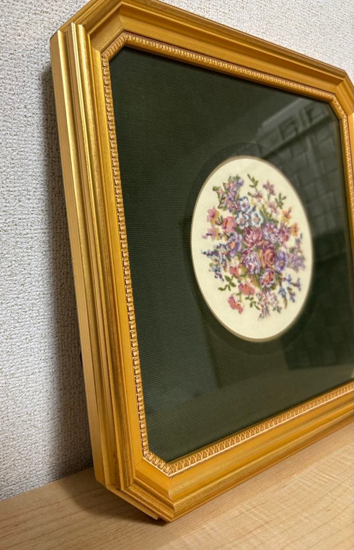 銀座WAKO プチポワンの額縁 花束刺繍の八角形フレームアート