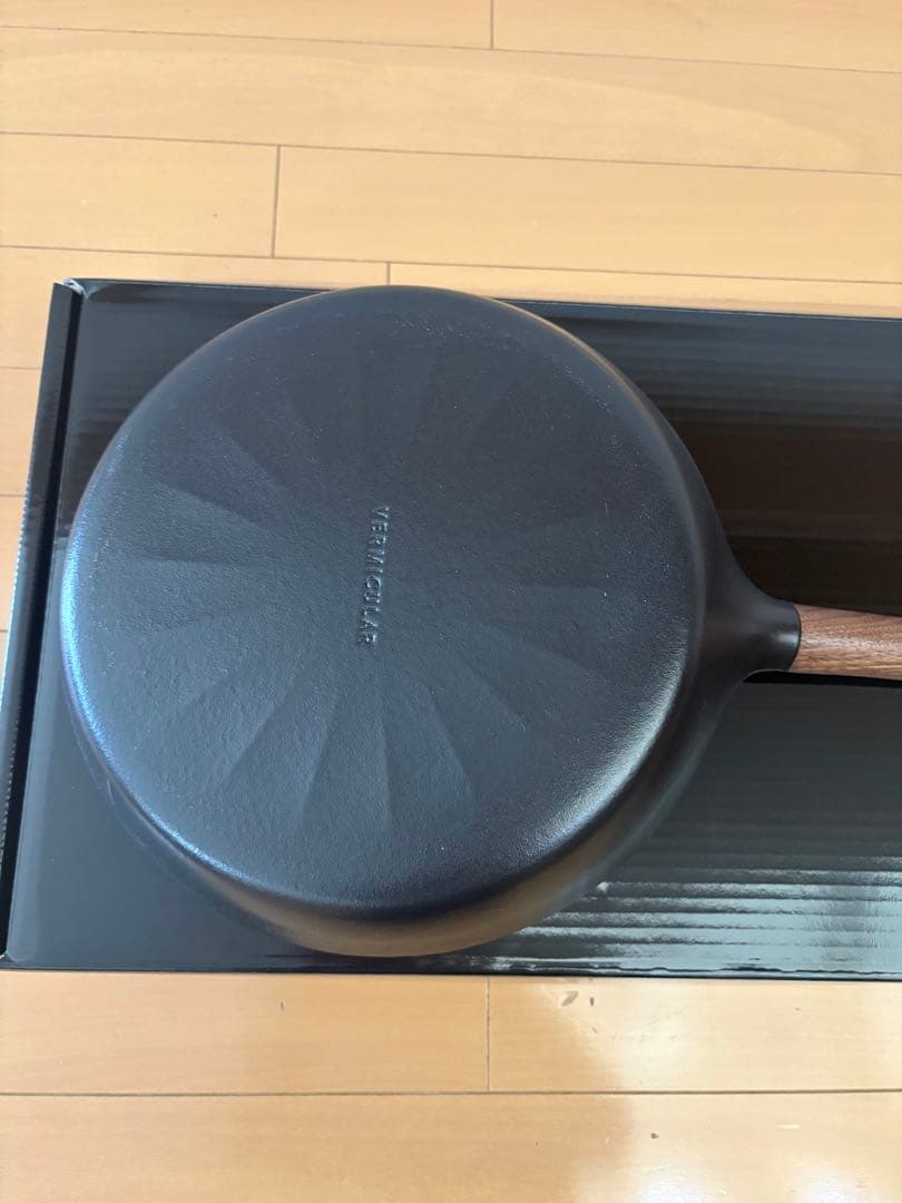 鋳鉄製フライパン 木製ハンドル　蓋付き　バーミキュラ