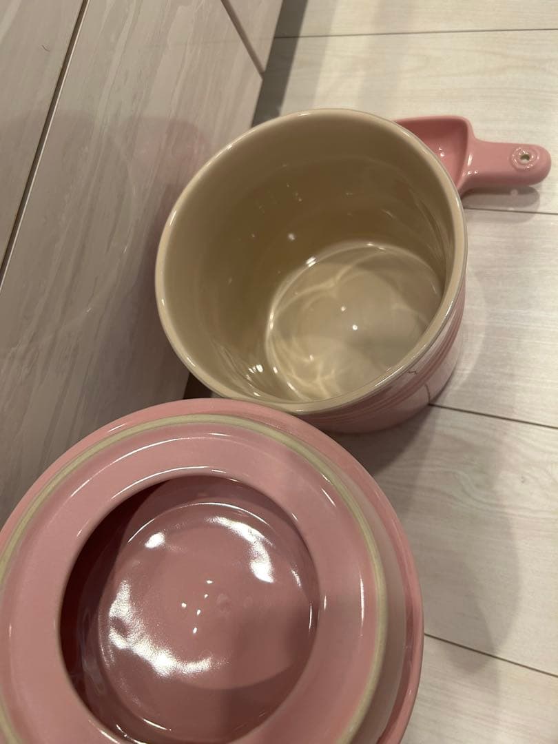 未使用！ル・クルーゼ　ピンク 陶器 フードストッカー スコップ付き