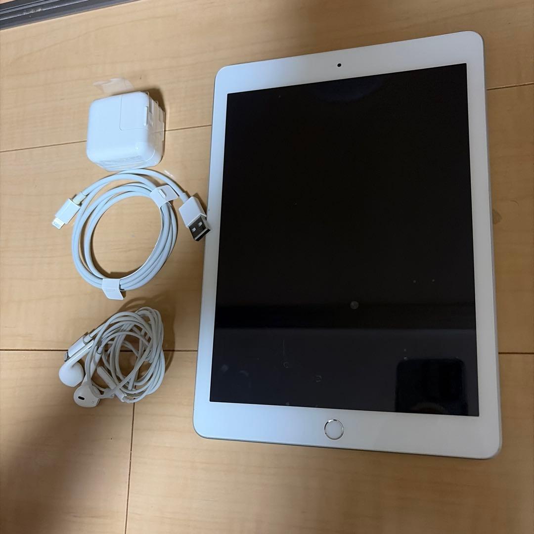 iPad 第5世代 シルバー Wi-Fi + Cellular 充電器 イヤホン