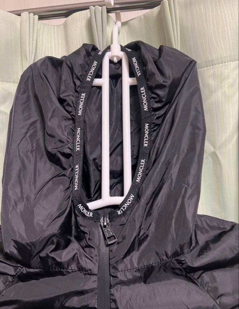 MONCLER ブラックフード付きロングコート