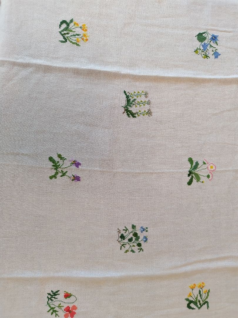 淡いピンクの花柄刺繍テーブルクロスハンドメイドビンテージ