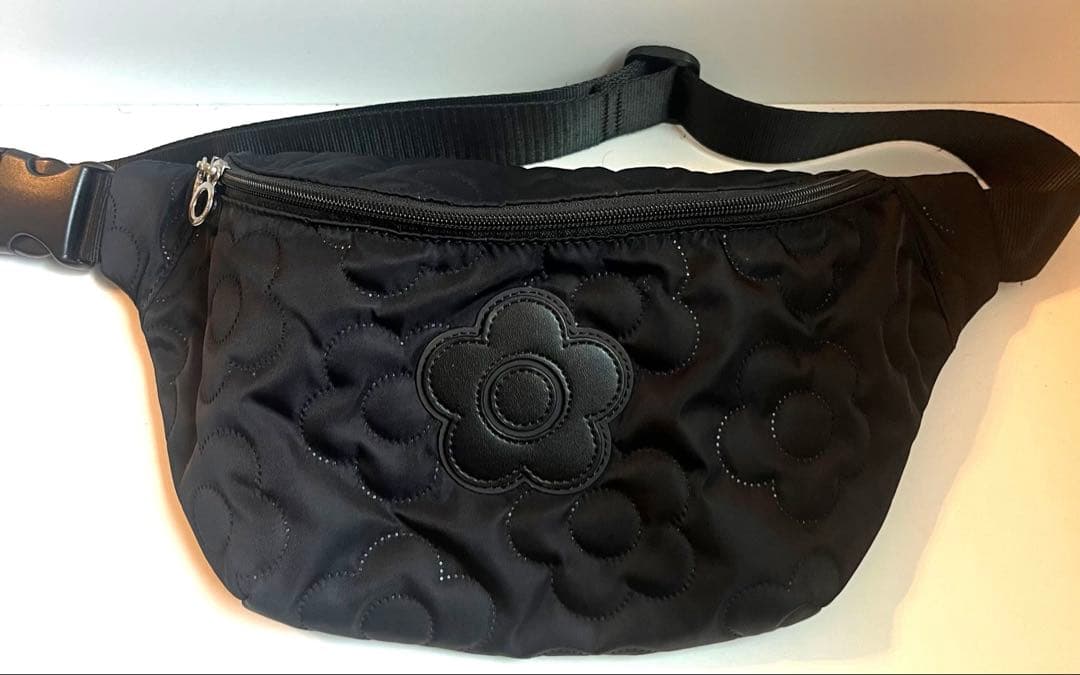 美品◆MARY QUANT ボディバッグ キルティング 花 デイジー ブラック