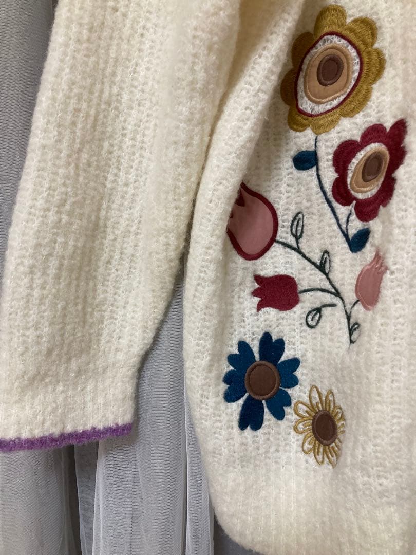 ホコモモラ　お花刺繍　カーディガン